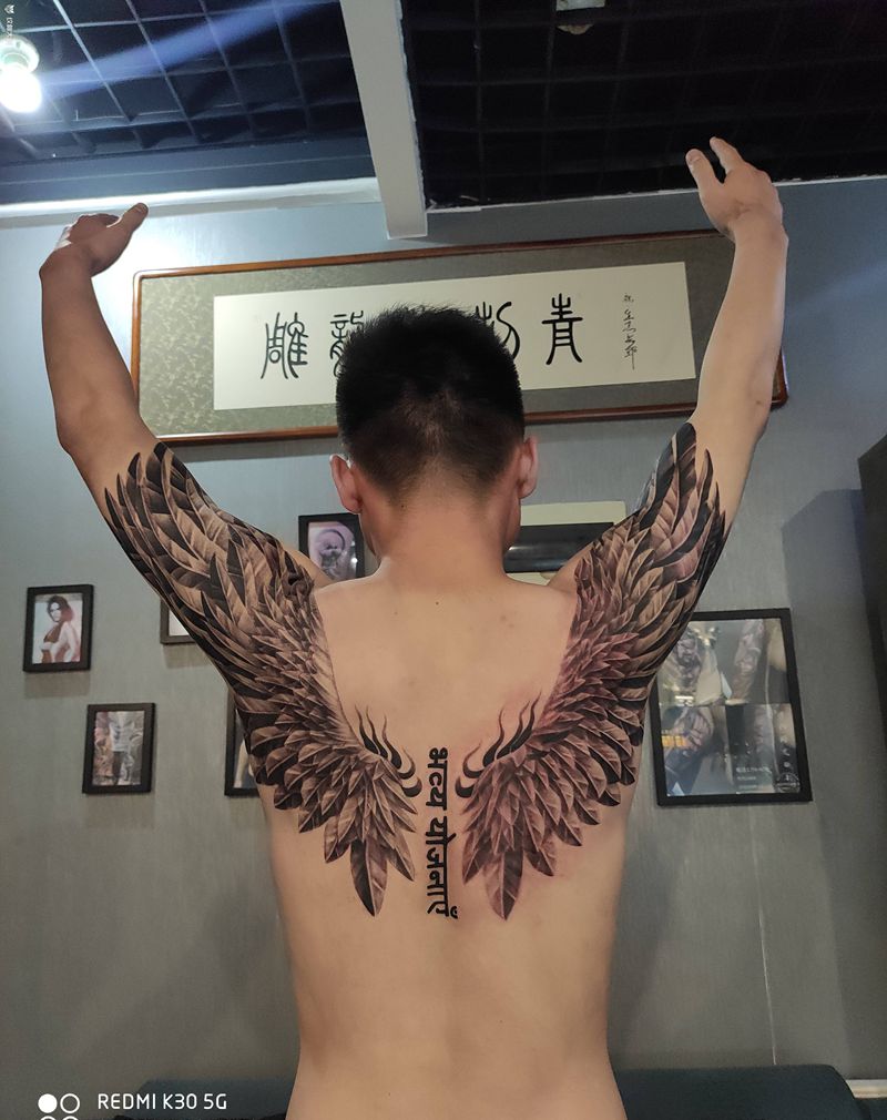 翅膀纹身图片_背部手臂新传统欧美写实纹身图案