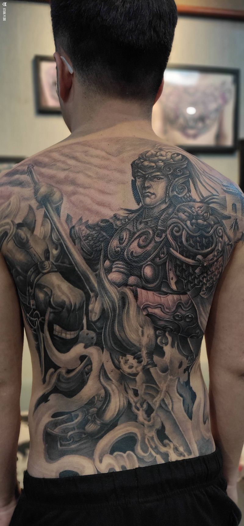 战马子龙纹身图片_背部新传统纹身图案