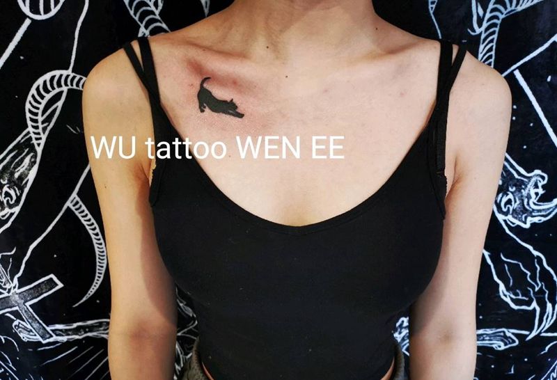 主人与她的小宠物纹身图片_胸部狗猫纹身图案