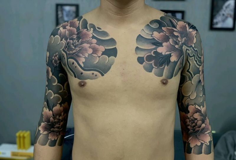 老传统对甲牡丹纹身图片_肩部手臂老传统纹身图案