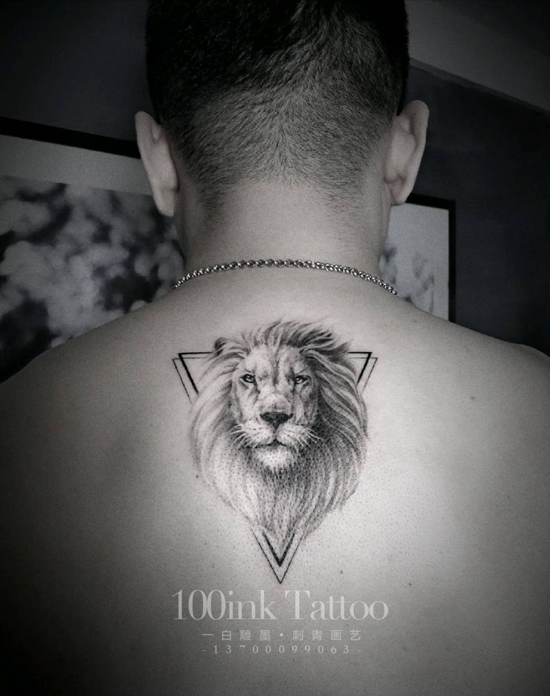 狮王纹身图片_背部欧美写实几何狮子纹身图案