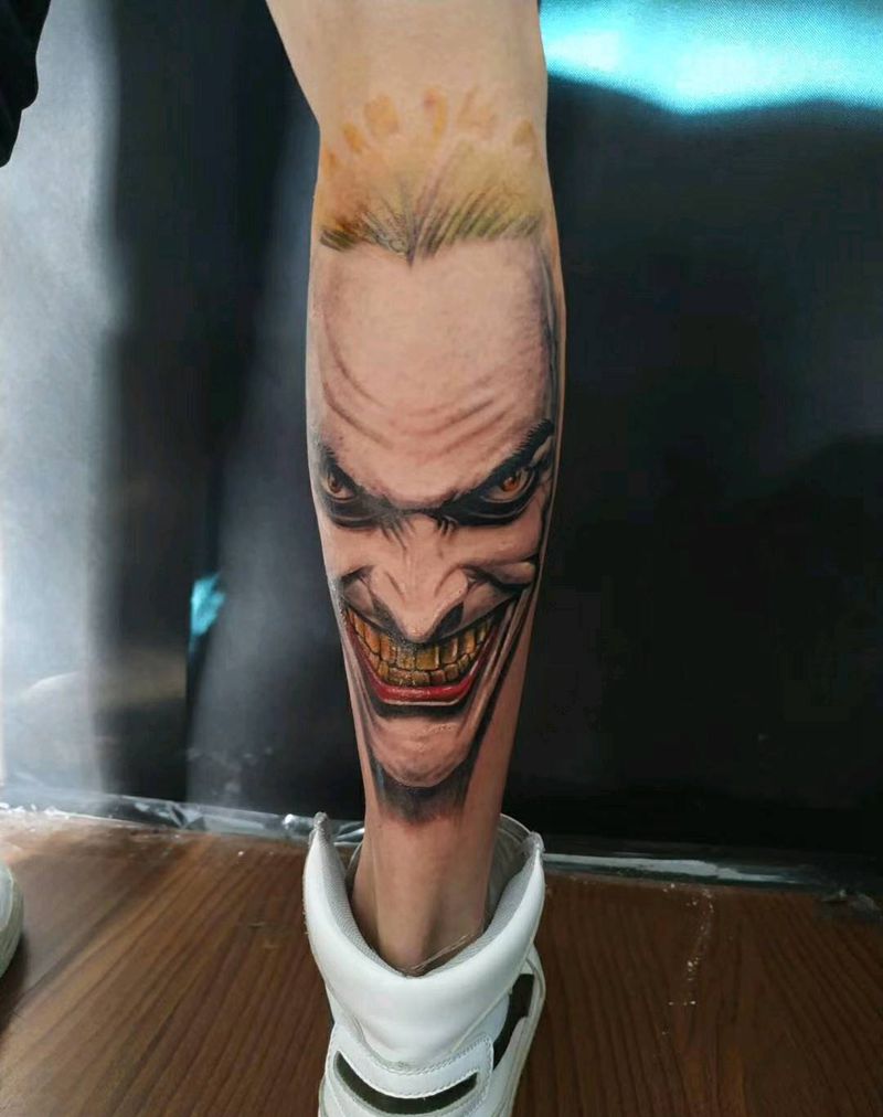 小丑纹身图片_腿部新传统纹身图案