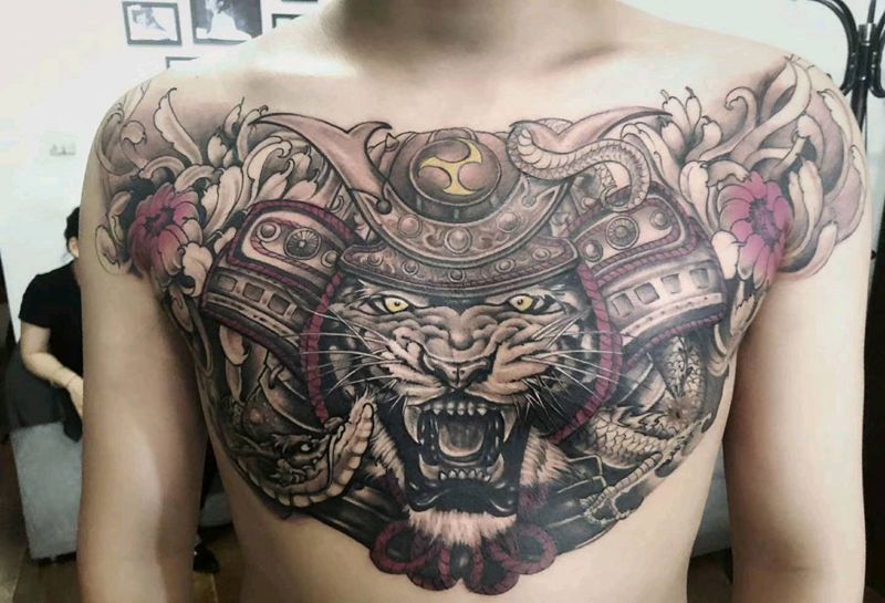 帅气虎头花胸纹身图片_胸部纹身图案