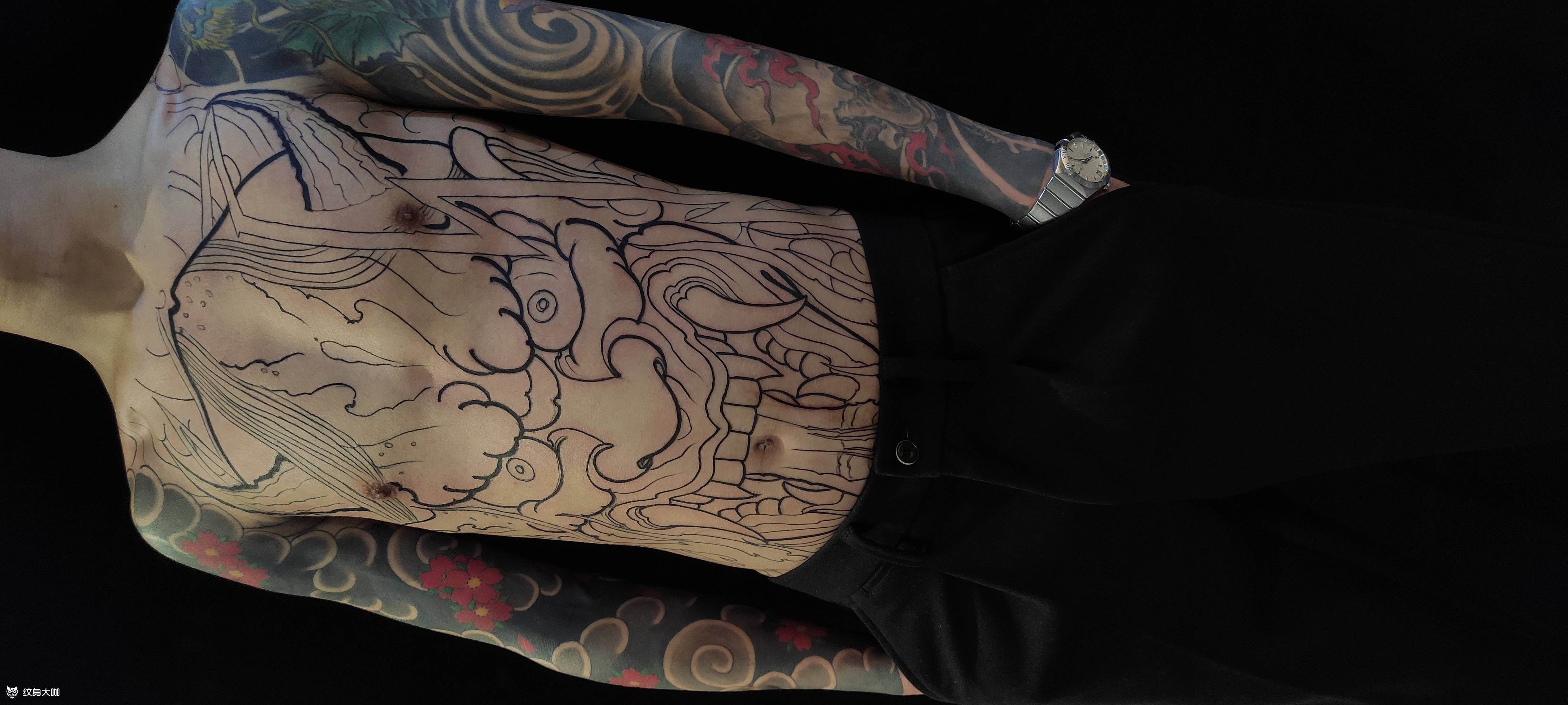 前胸般若纹身图片_胸部老传统纹身图案