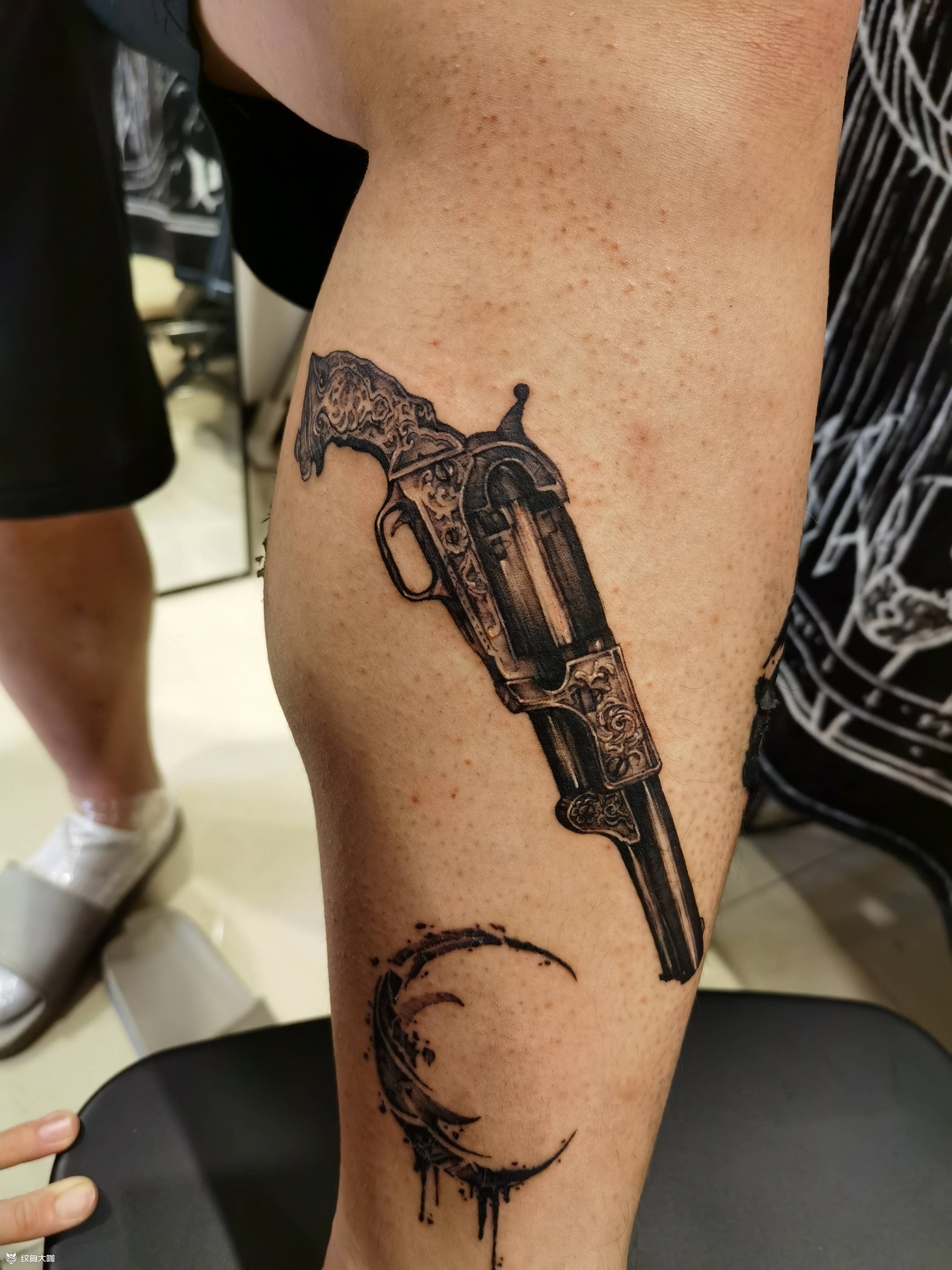 洋枪纹身图片_手臂腿部欧美写实纹身图案