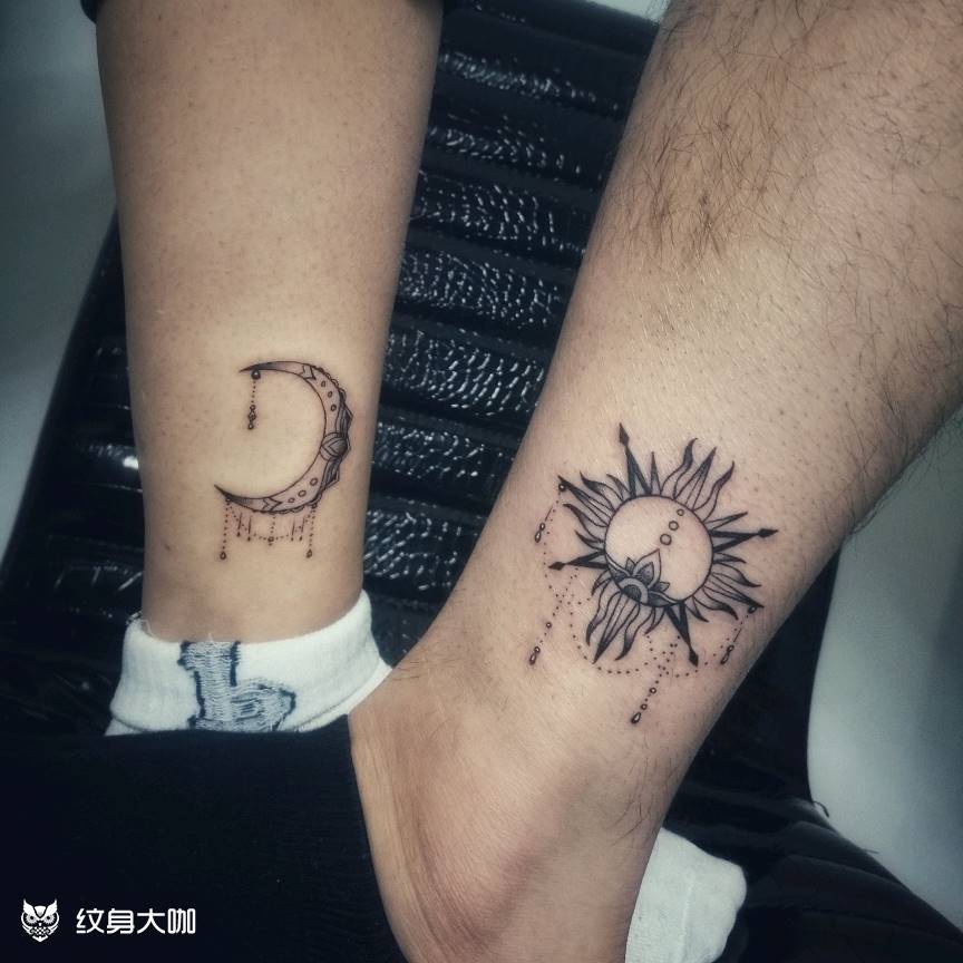 太阳月亮情侣款纹身图片_腿部脚部点刺几何月亮太阳小清新纹身图案