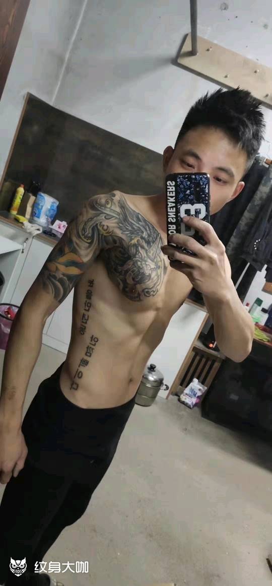 过肩貔貅纹身图片_肩部手臂新传统纹身图案