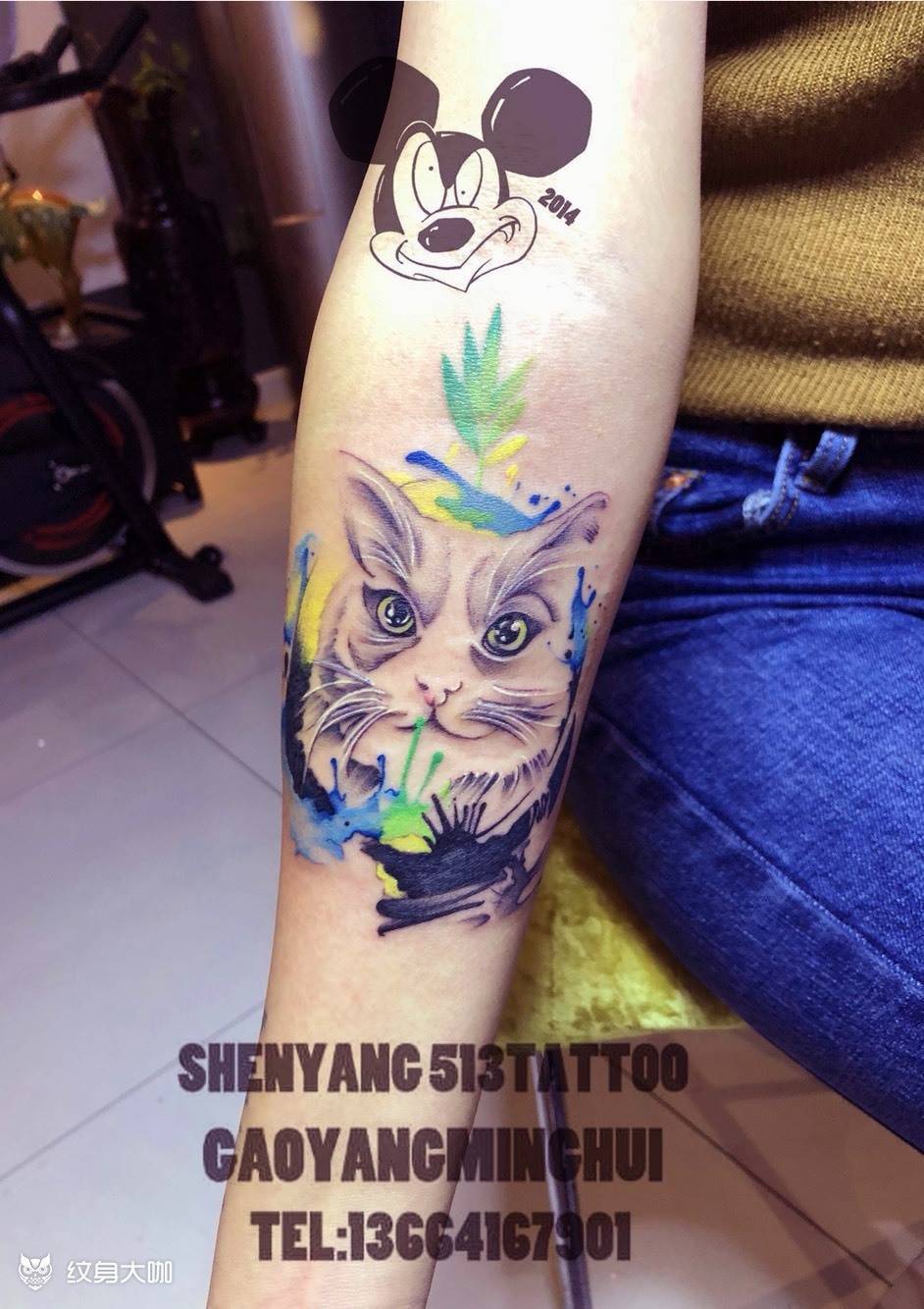 原创水墨纹身图片_手臂水彩猫叶子水彩纹身图案