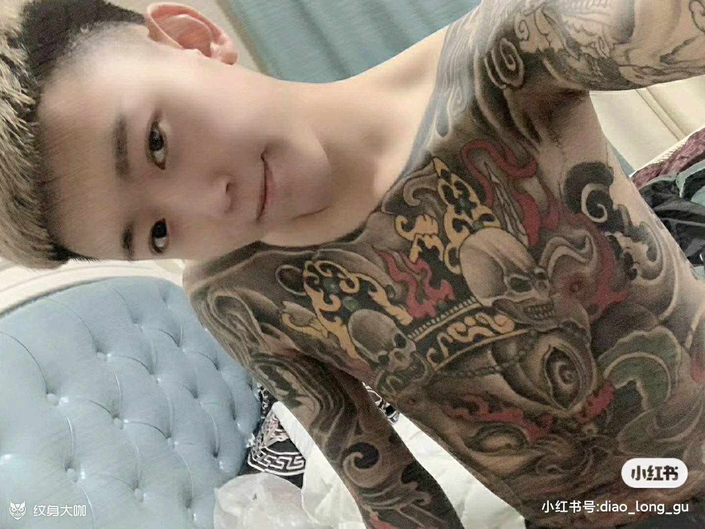 俺家铁粉绣纹身图片_胸部新传统纹身图案