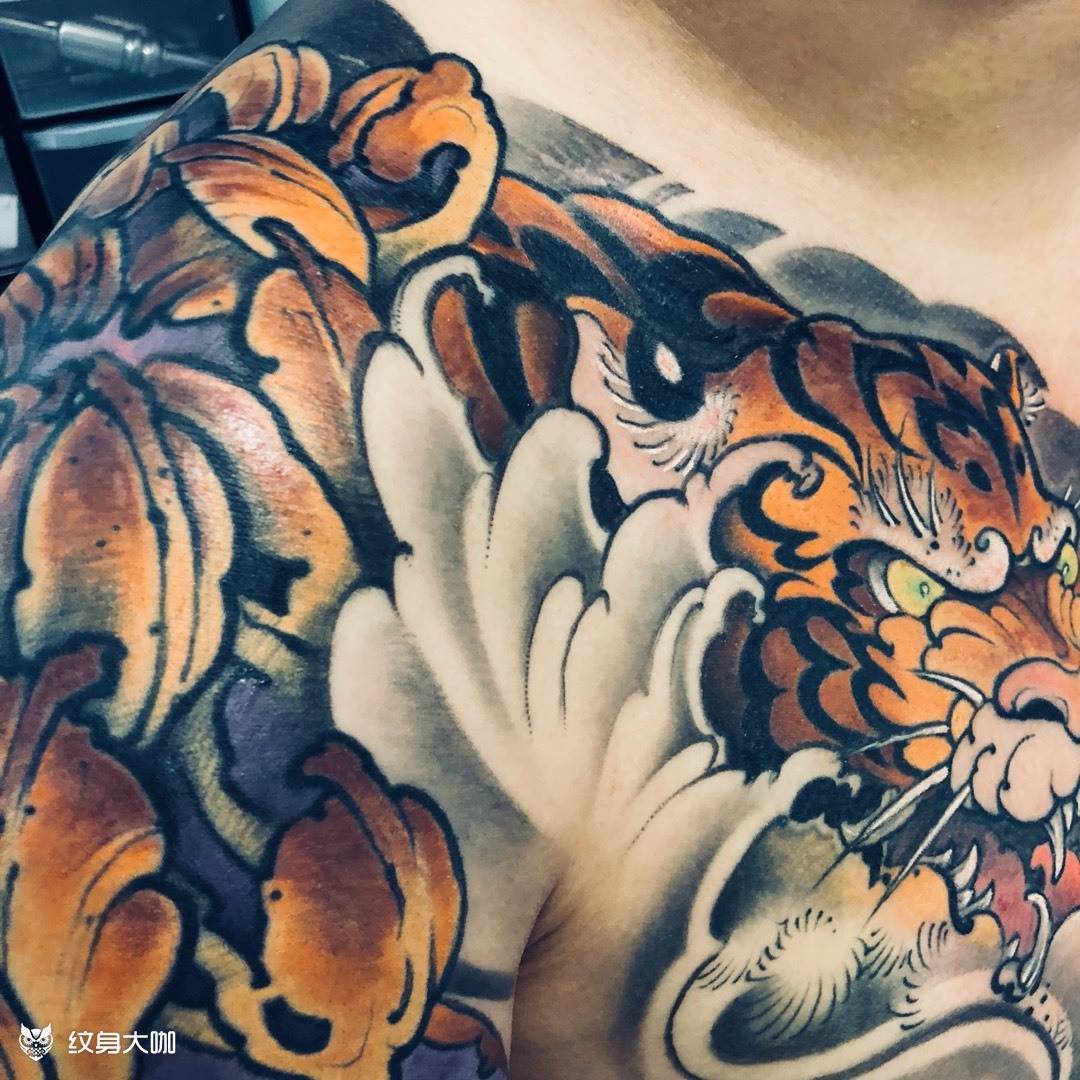 虎半胛纹身图片_小伟刺青传统动物手臂胸部纹身图案