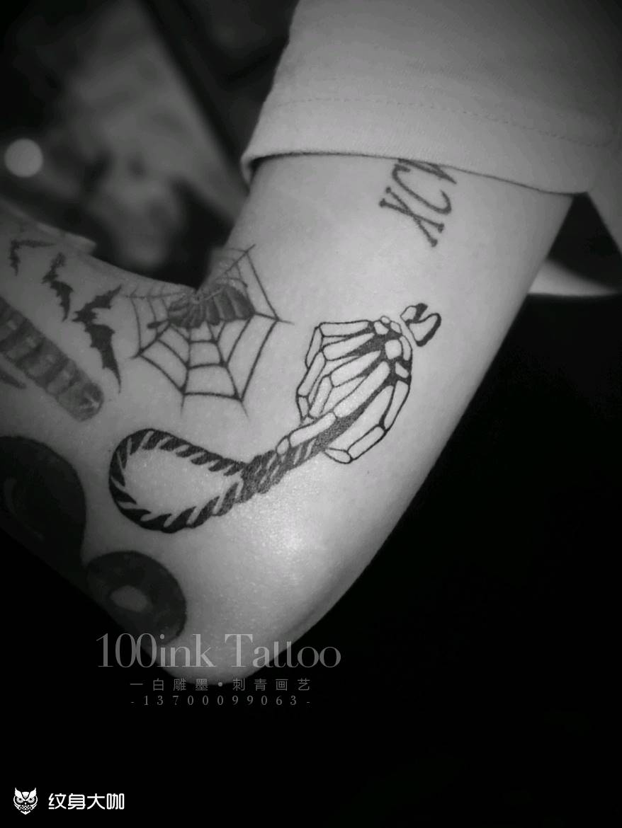 old school接图纹身图片_手臂Old School骷髅手纹身图案