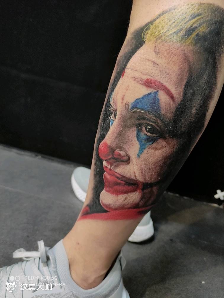 小丑纹身图片_脚部欧美写实纹身图案