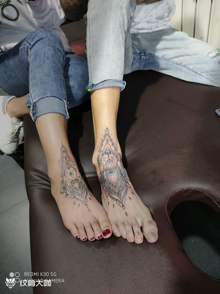 情侣脚面纹身图片_脚部点刺纹身图案
