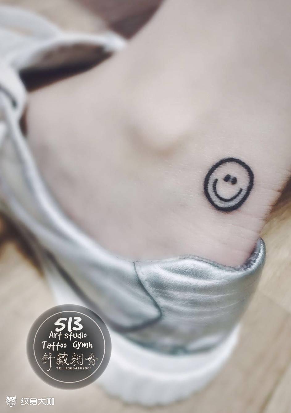 权志龙同款笑脸纹身图片_成品脚部清新字符贴纸纹身图案