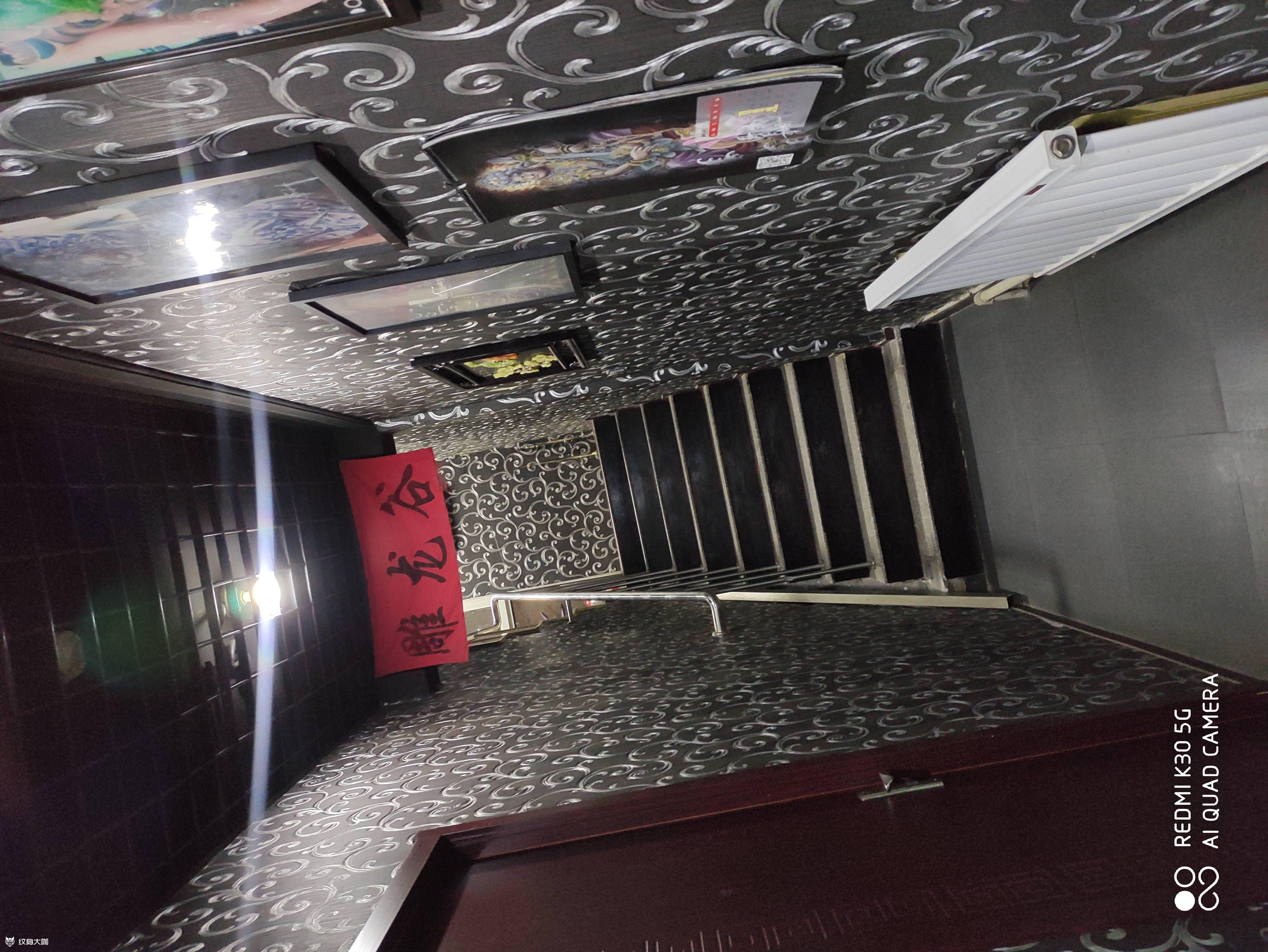 来几张店里环境照片纹身图片_颈部纹身图案