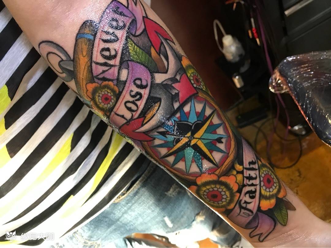 小臂指南针纹身图片_小伟刺青手臂成品纹身图案