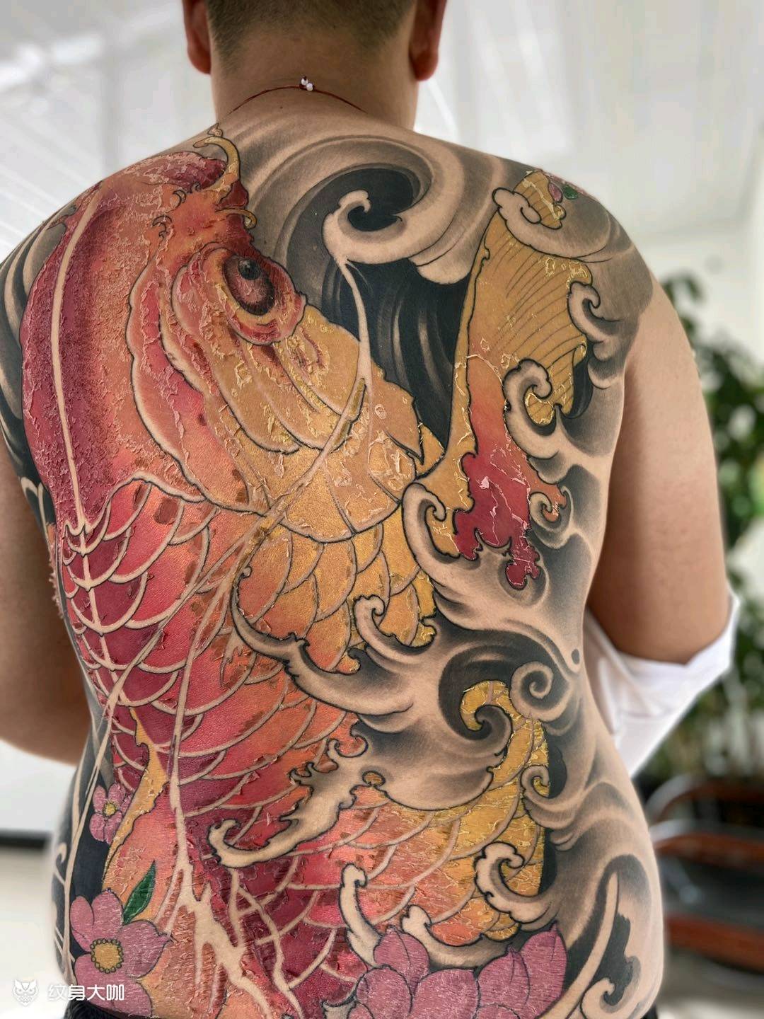 论俺家这爆皮期的大鱼有多帅纹身图片_背部新传统纹身图案