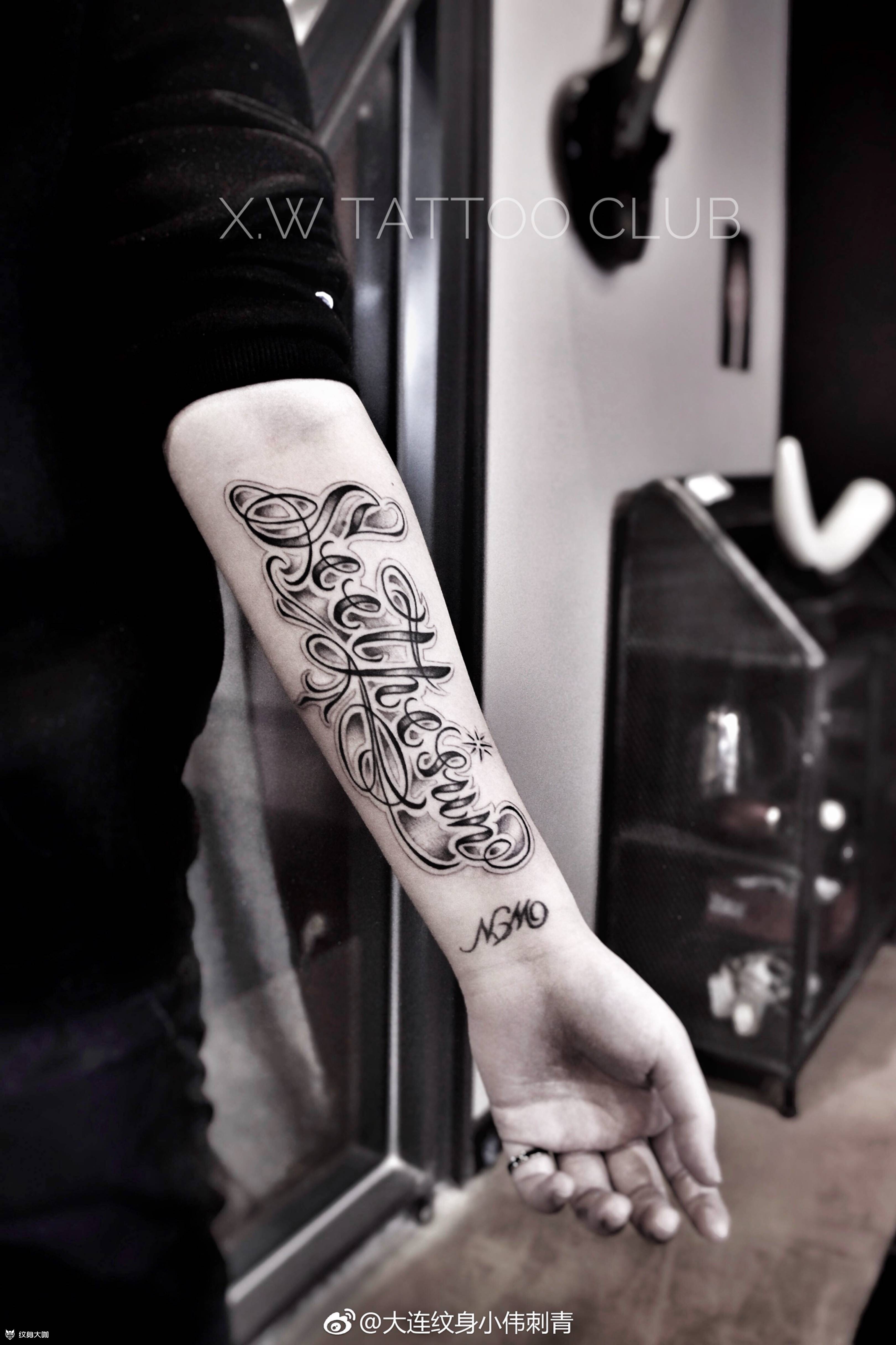 小臂花体纹身图片_小伟刺青花体字纹身图案