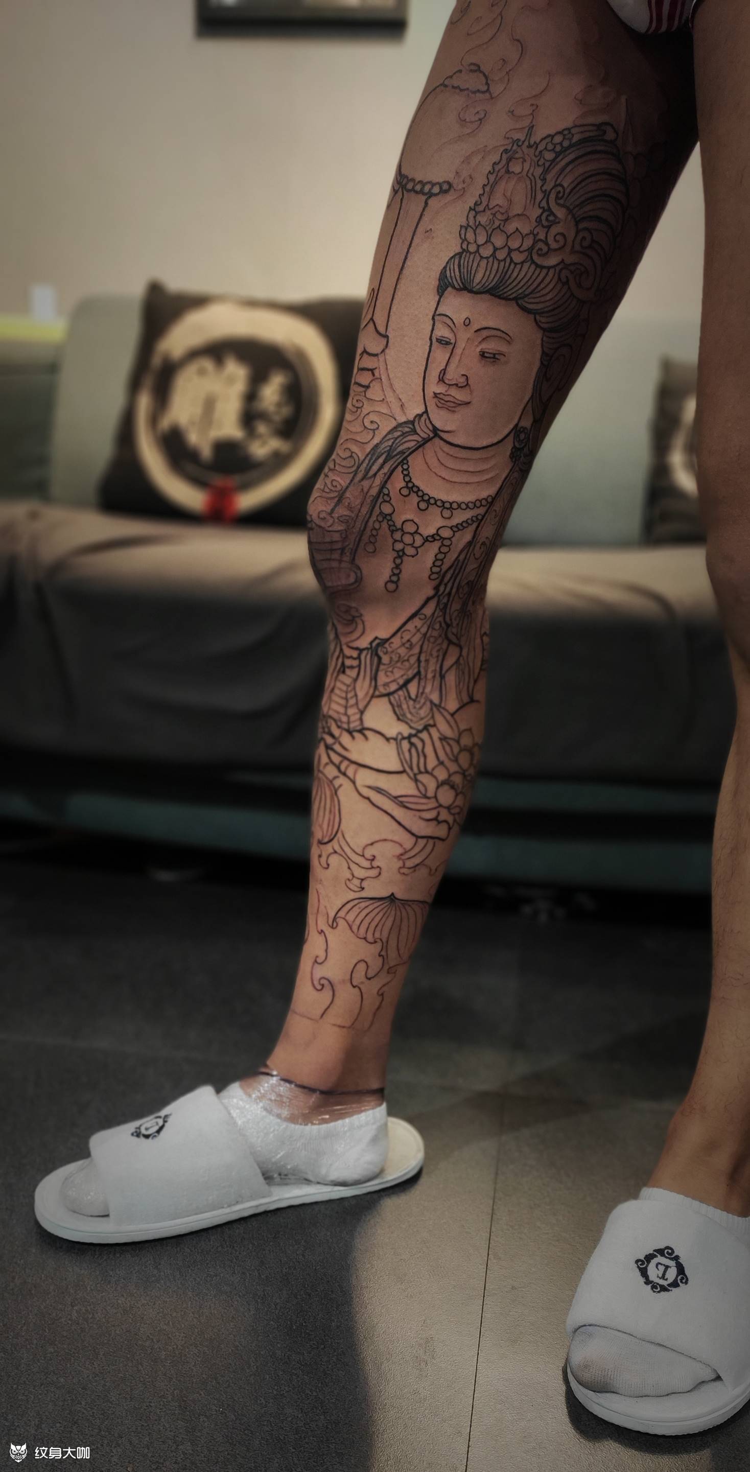 花腿线条纹身图片_腿部新传统纹身图案