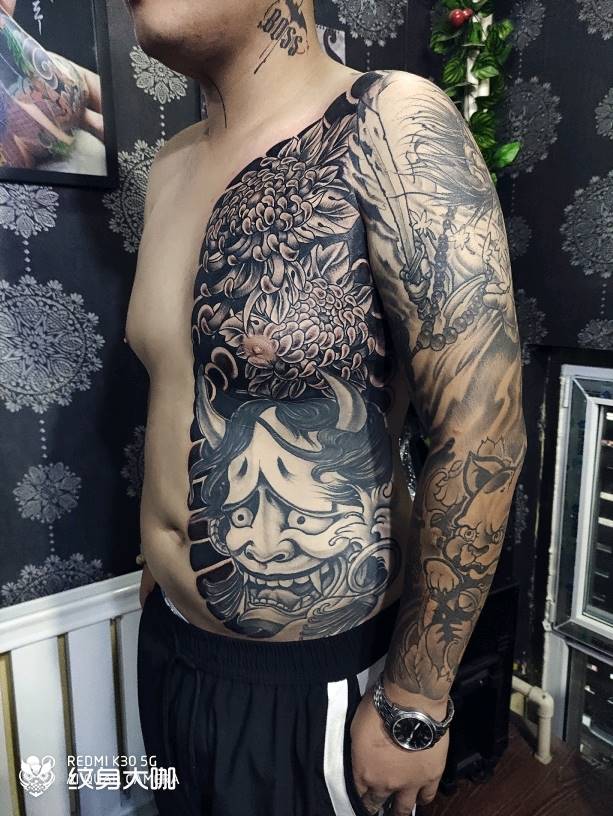 展示一下半开衫的魅力纹身图片_腹部老传统纹身图案