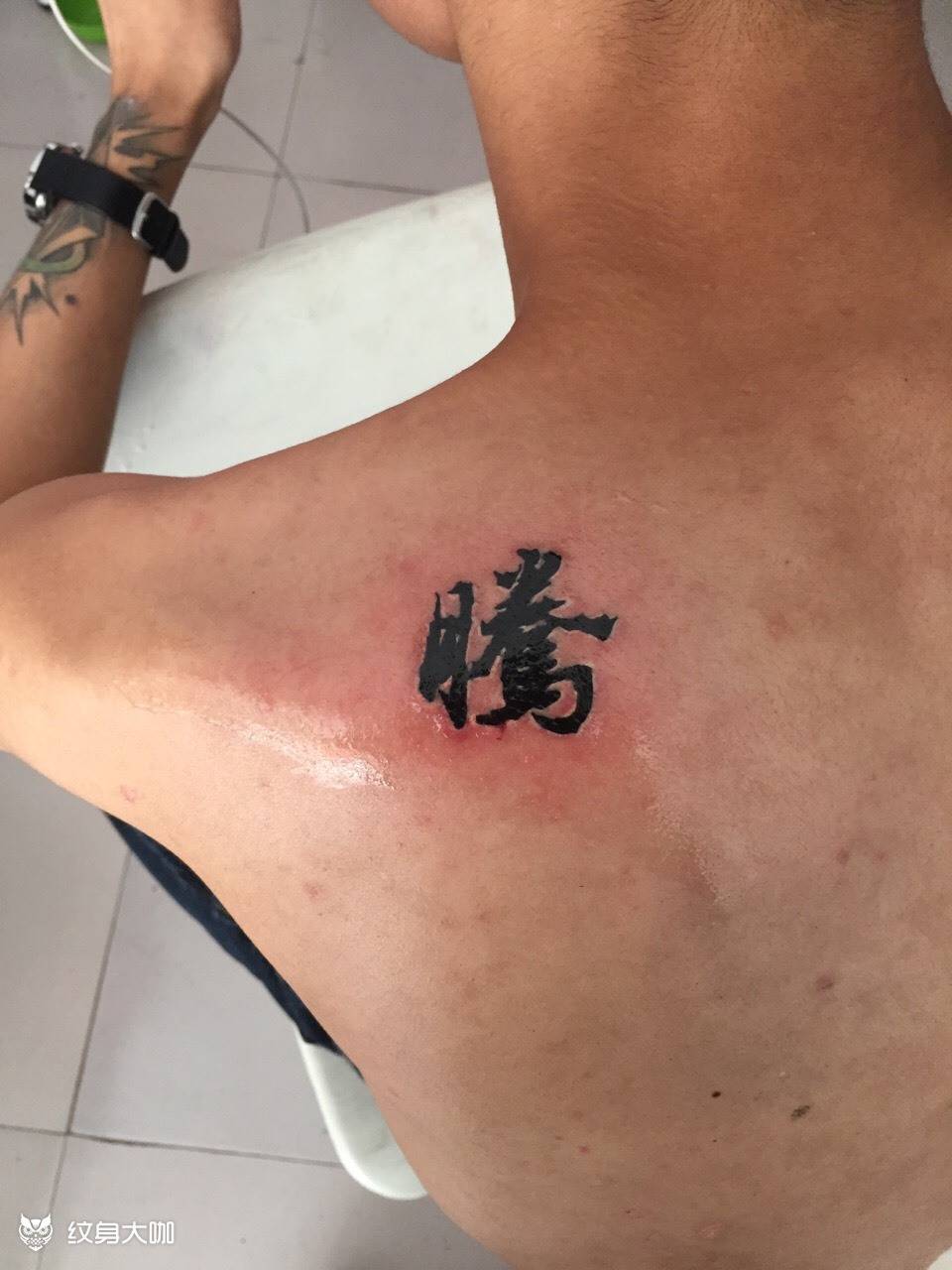 腾纹身图片_肩部纹身图案