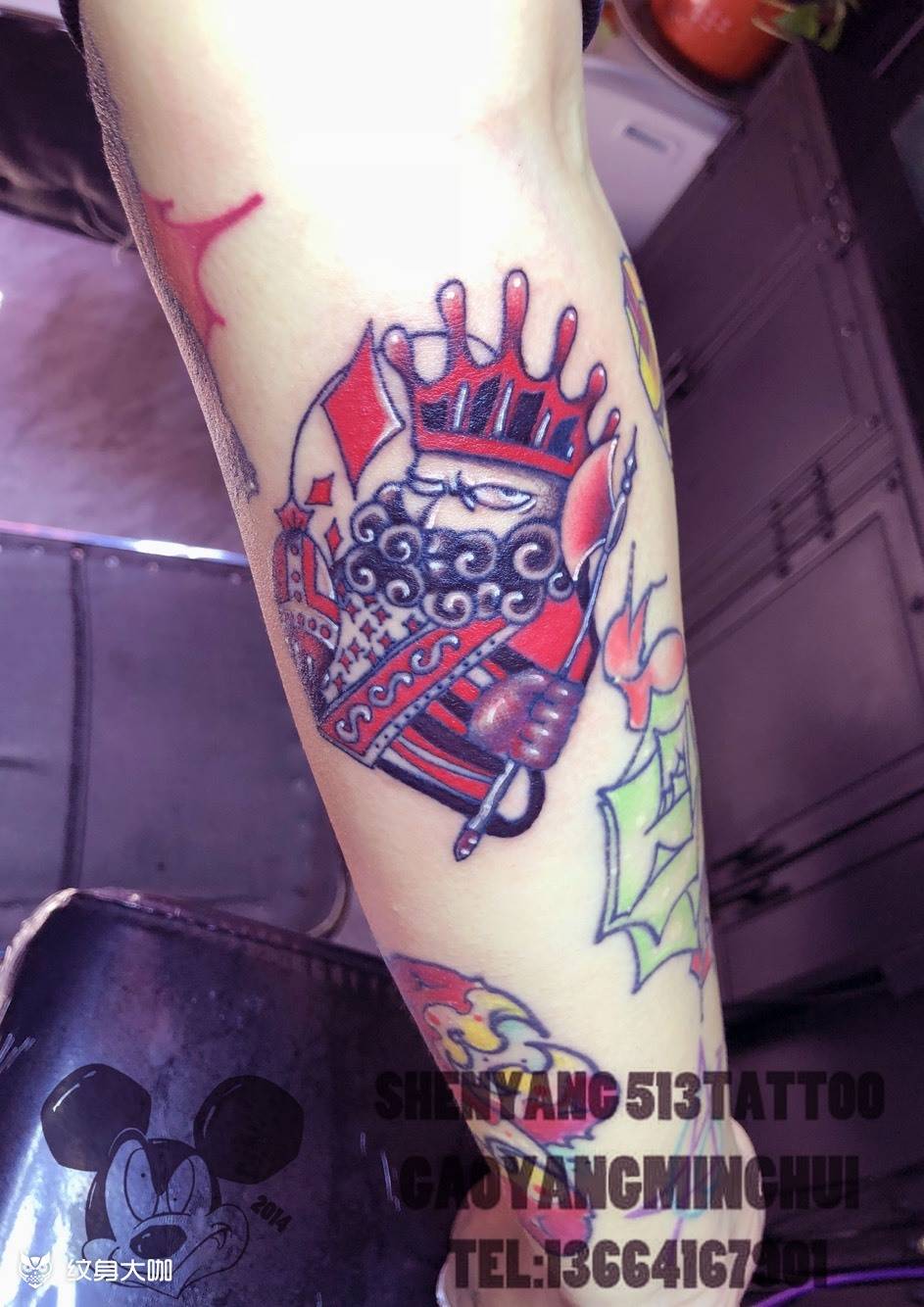 大王纹身图片_手部New School扑克牌大王拼接花臂纹身图案