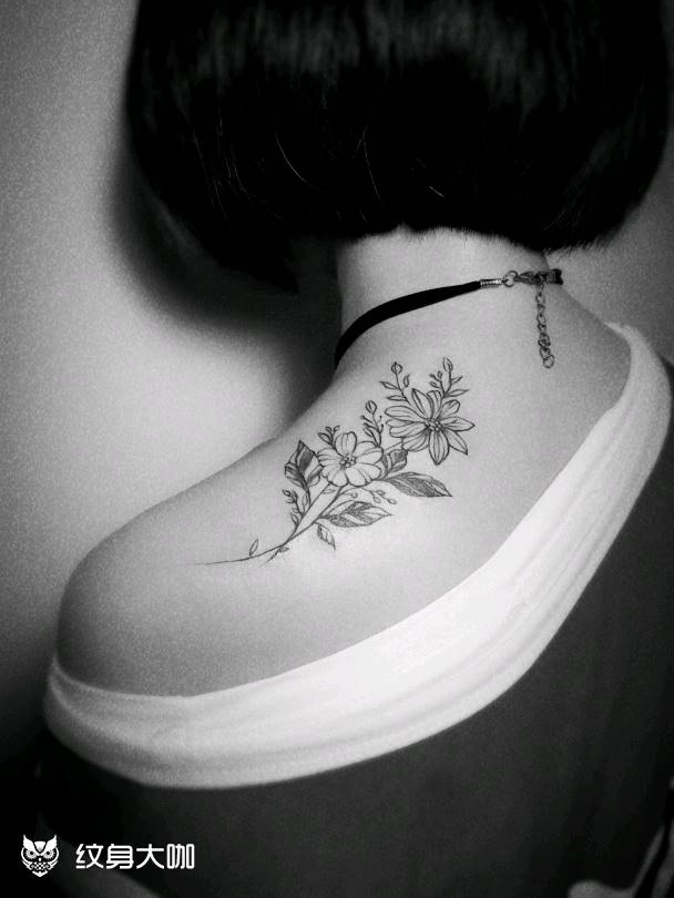 肩头花束纹身图片_肩部清新植物成品纹身图案