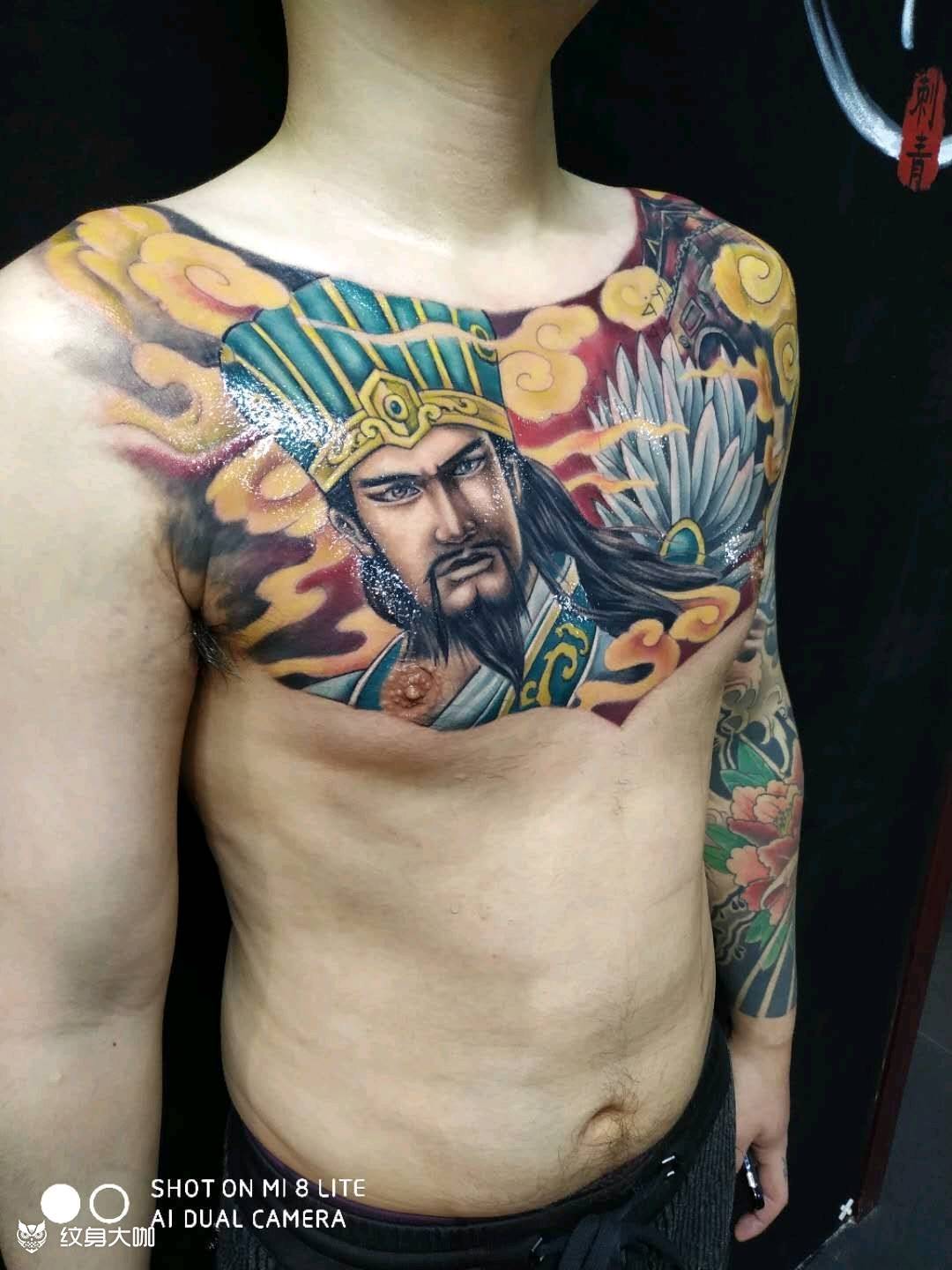 诸葛孔明花胸彩色纹身图片_胸部新传统纹身图案