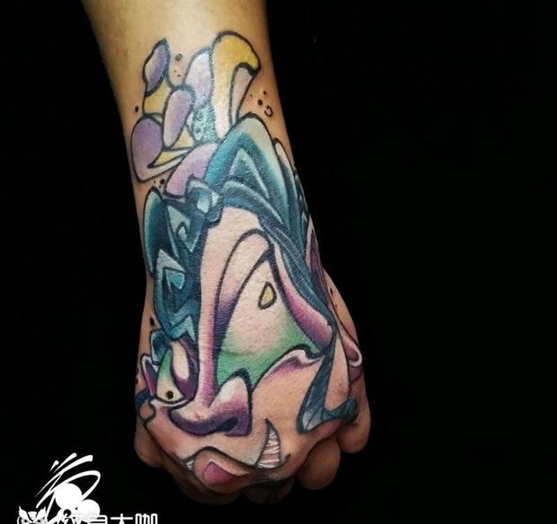 不动明王纹身图片_手部New School新传统不动明王手背纹身图案