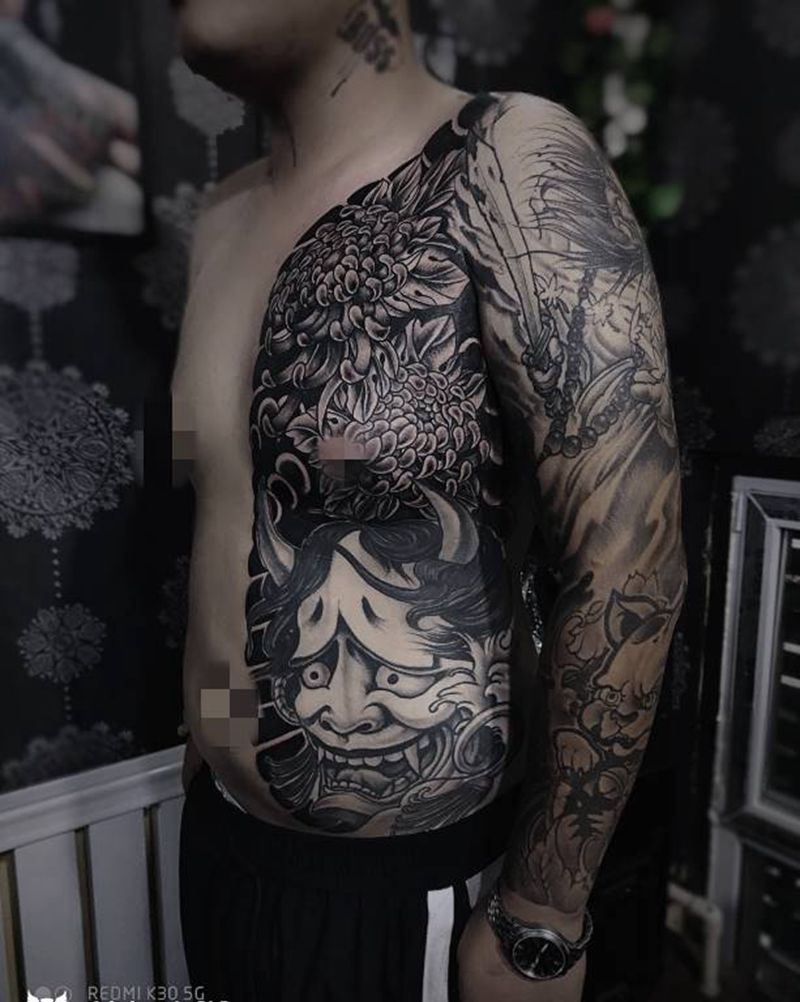 半开衫纹身图片_胸部新传统纹身图案