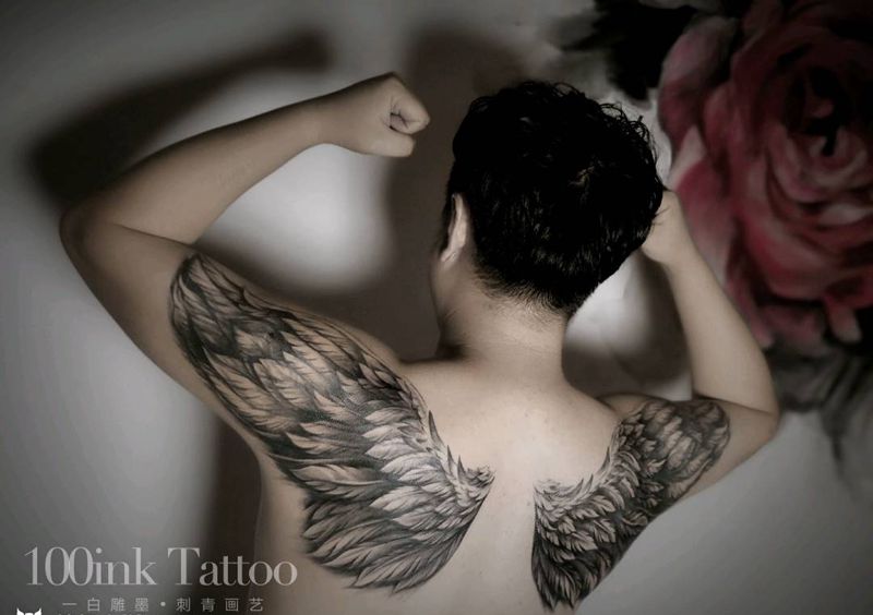 翅膀纹身图片_肩部手臂欧美写实翅膀纹身图案