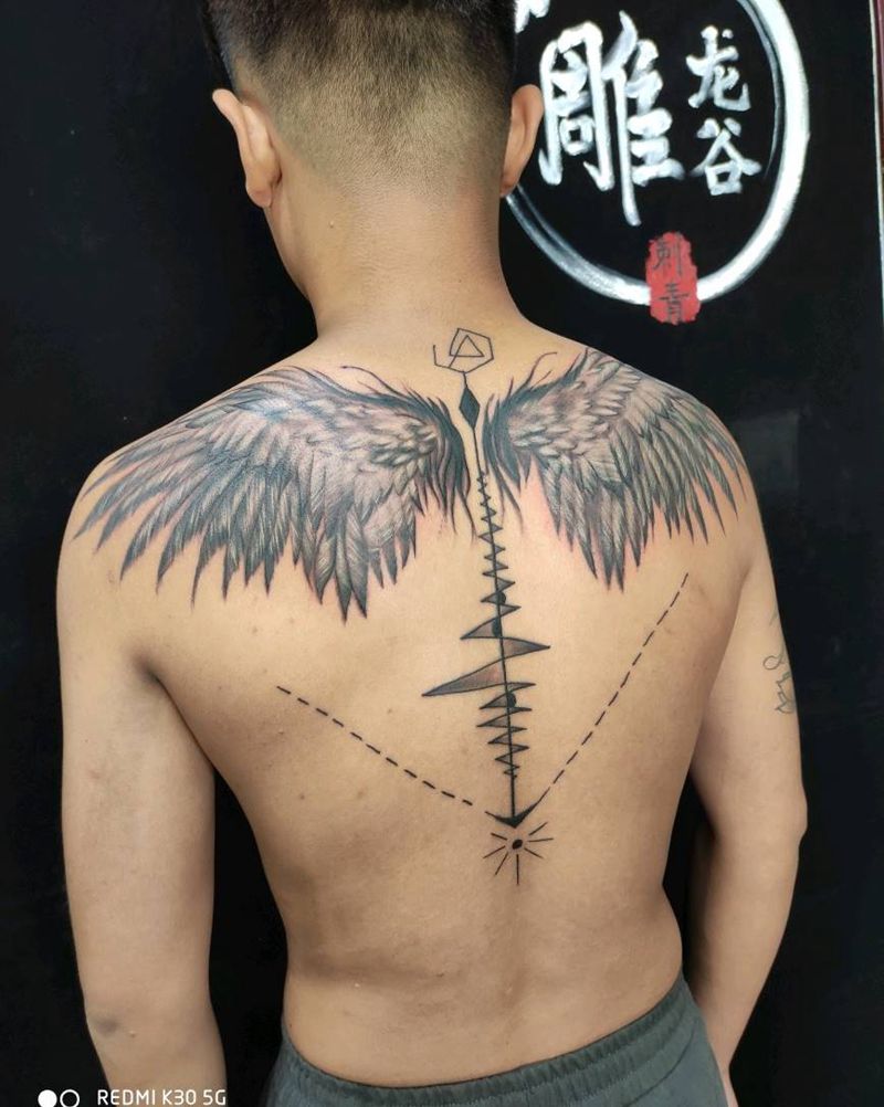 翅膀纹身图片_背部新传统纹身图案