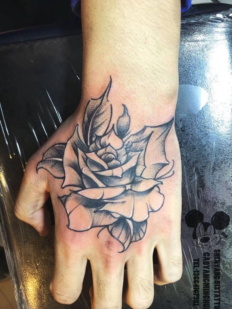 手背玫瑰纹身图片_手部New School玫瑰纹身图案