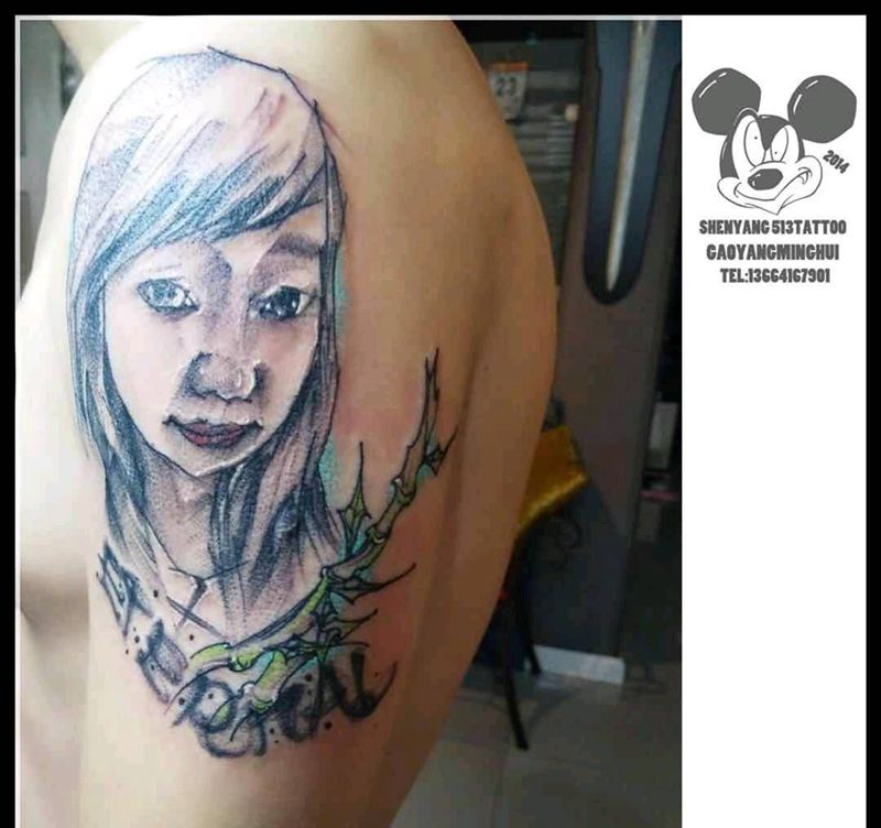 原创顾客看女朋友纹身图片_手臂清新原创成品纹身图案