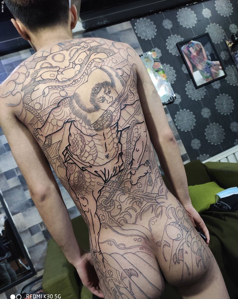张顺破水门纹身图片_背部臀部老传统纹身图案