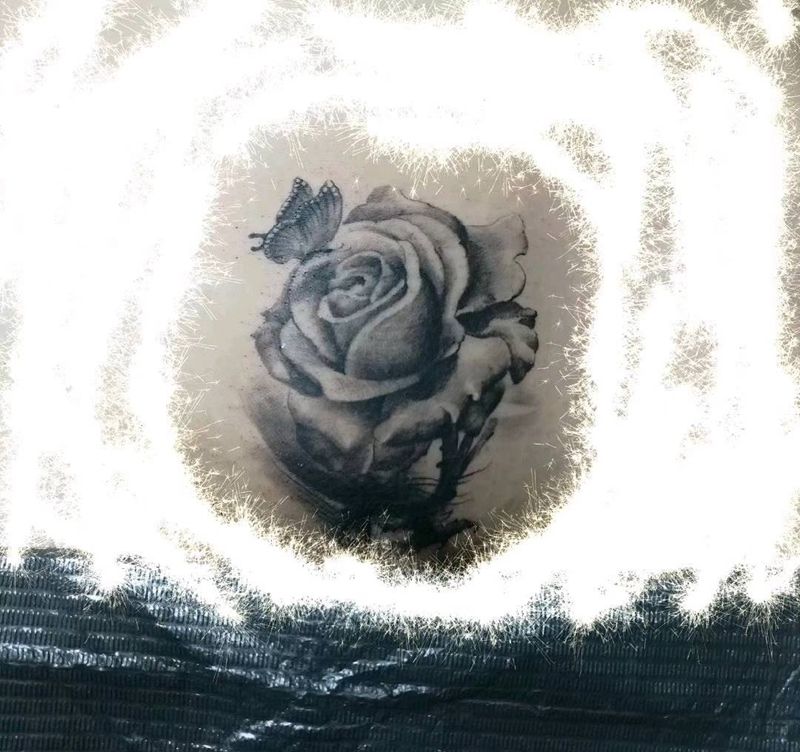 玫瑰纹身图片_腹部腰部新传统欧美写实玫瑰花纹身图案
