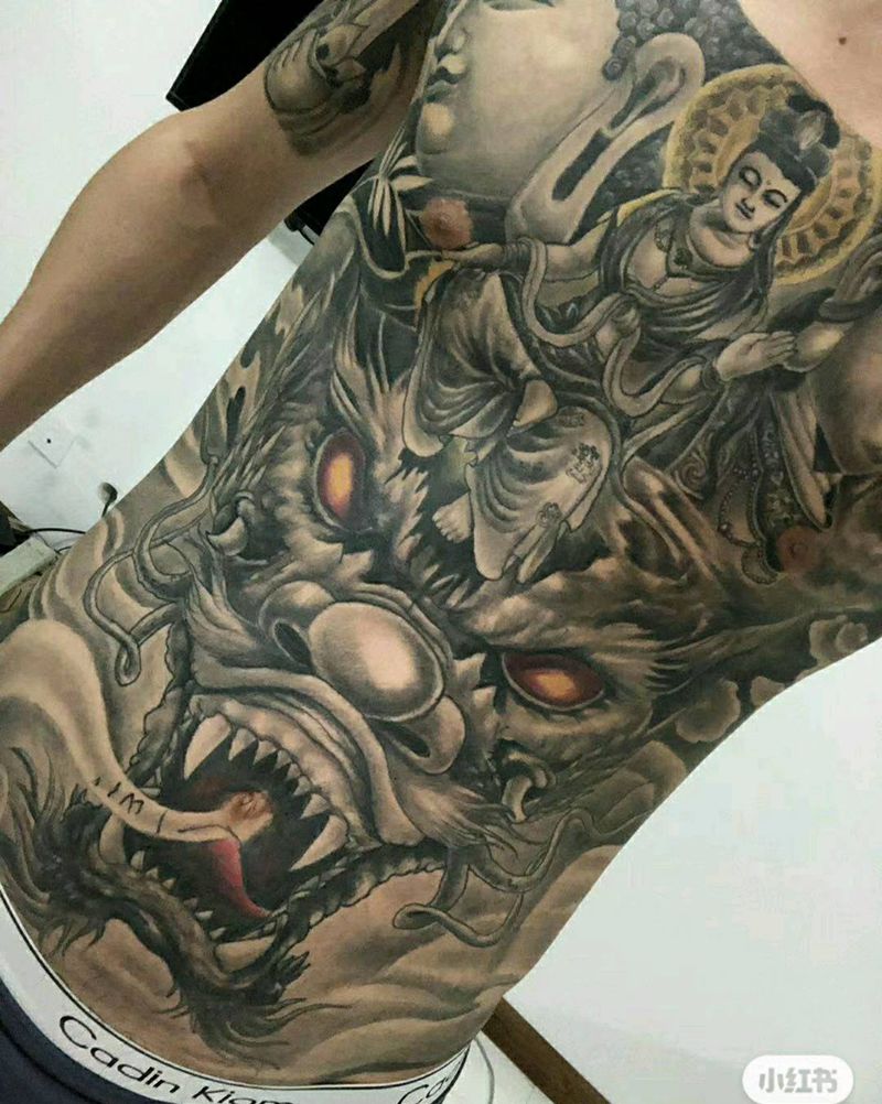 俺家体恤绣纹身图片_胸部腹部新传统纹身图案