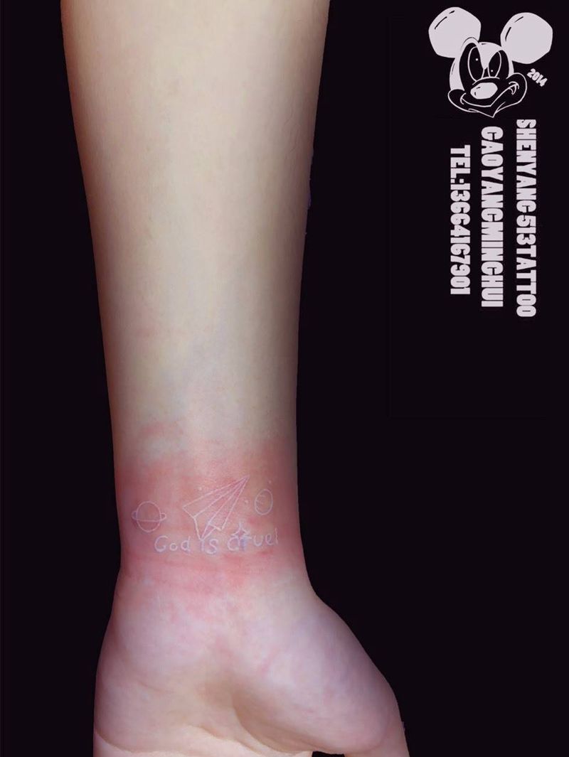 纸飞机纹身图片_手臂几何星球纸飞机白色纹身图案