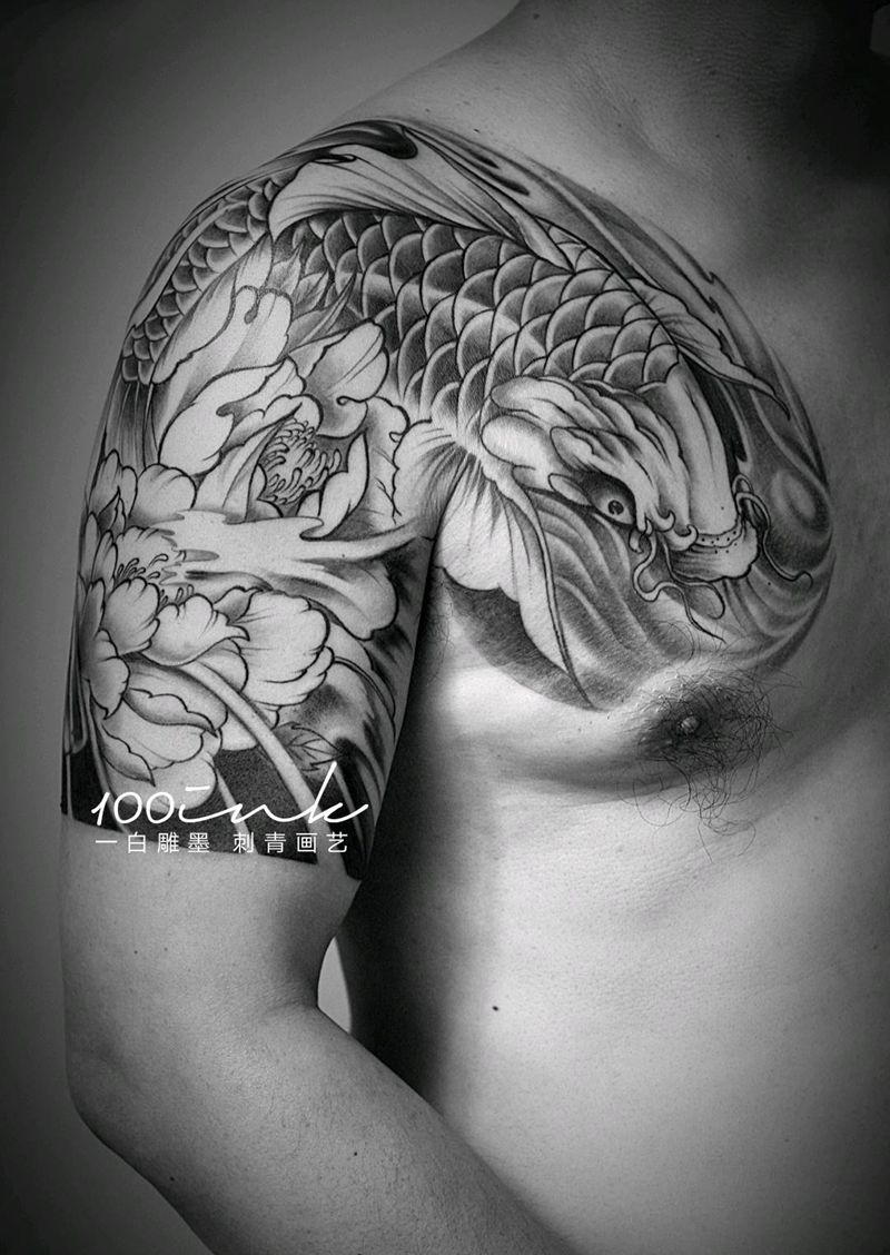 富贵鲤鱼纹身图片_肩部胸部手臂传统动物植物成品纹身图案