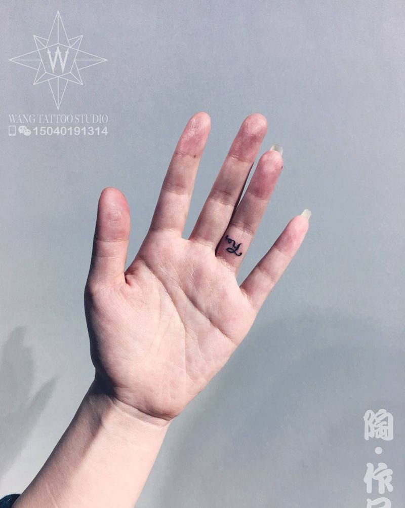 《花体字母Y》纹身图片_成品手部清新字符纹身图案