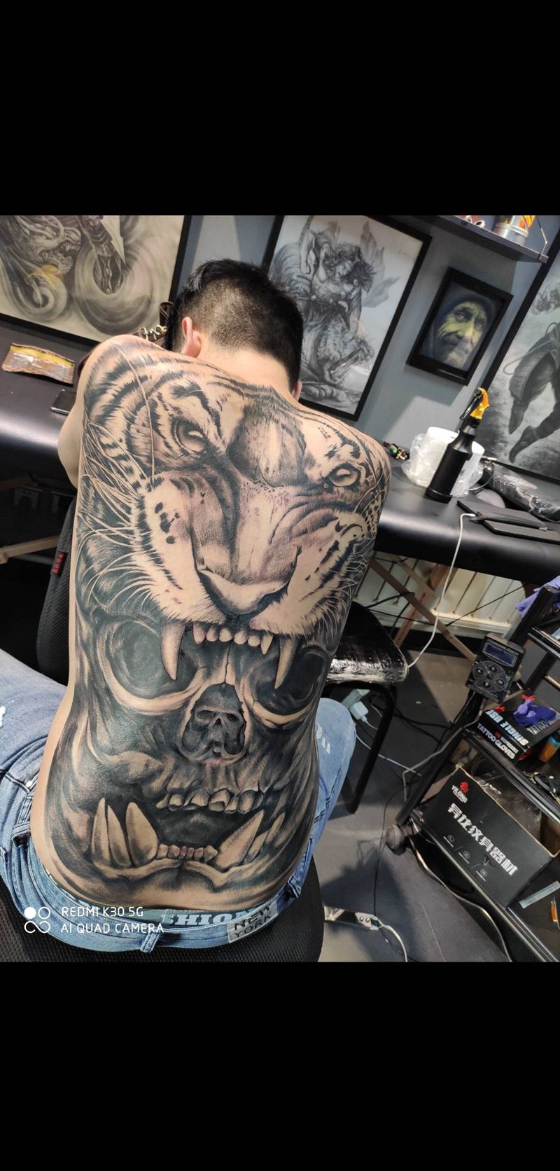 沈阳雕龙谷刺青经典虎头纹身图片_背部欧美写实新传统纹身图案