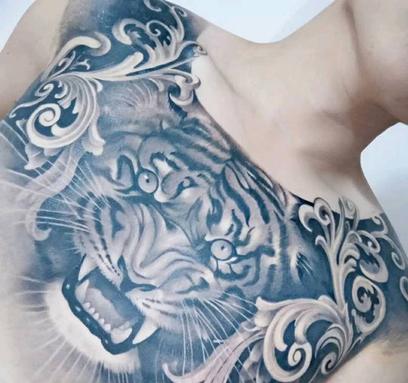 老虎花胸绣纹身图片_胸部欧美写实纹身图案