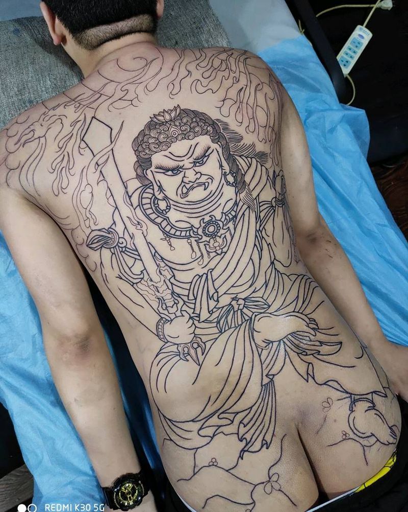 不动明王线条纹身图片_背部老传统纹身图案