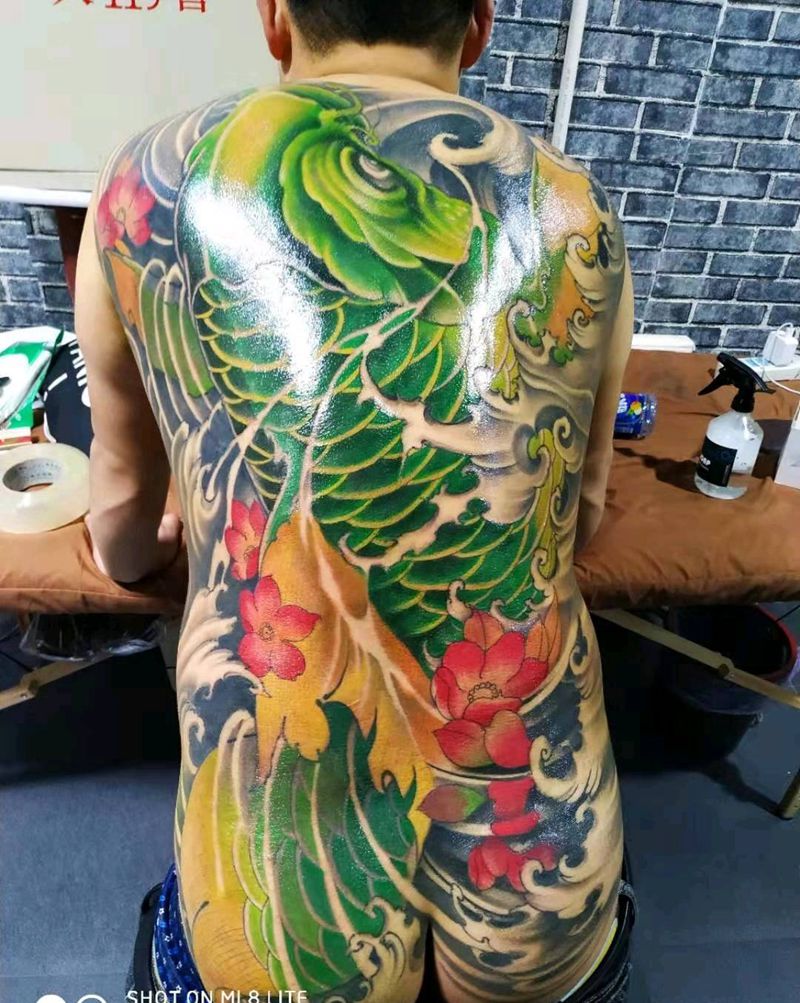 彩色锦鲤纹身图片_背部新传统纹身图案