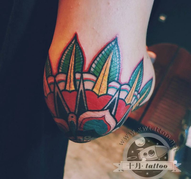 爆肘纹身图片_小伟刺青几何清新纹身图案