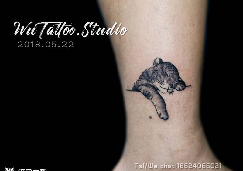 小脑斧纹身图片_腿部成品纹身图案