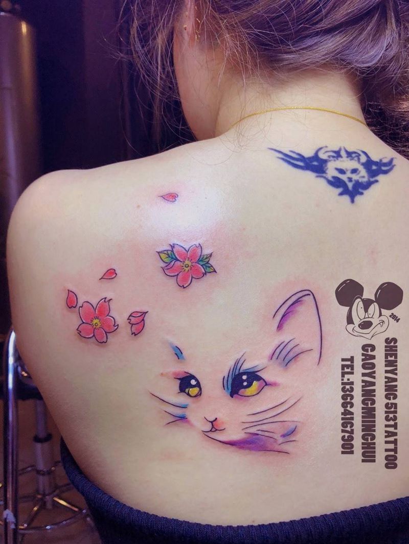 喵纹身图片_背部水墨猫樱花纹身图案