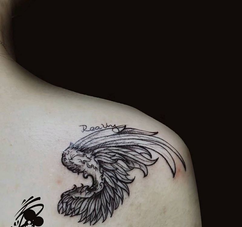 翅膀纹身图片_肩部点刺翅膀天使羽毛纹身图案