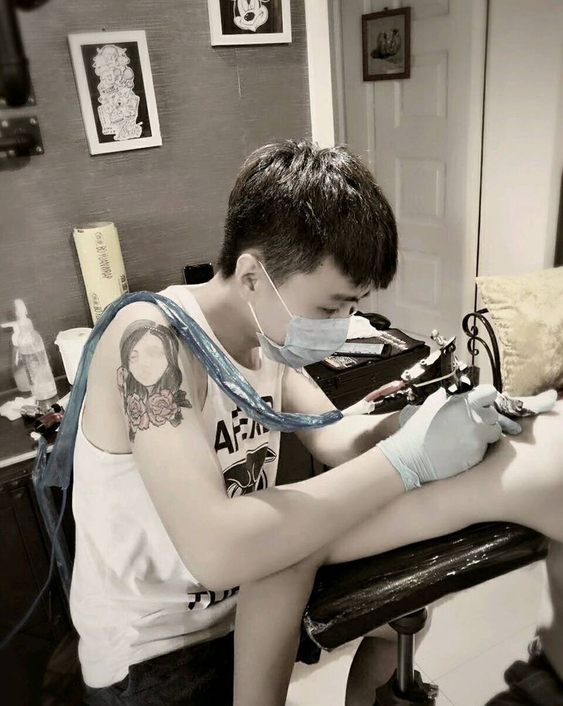 大臂眼睫毛纹身图片_手臂欧美写实字符人物原创成品纹身图案