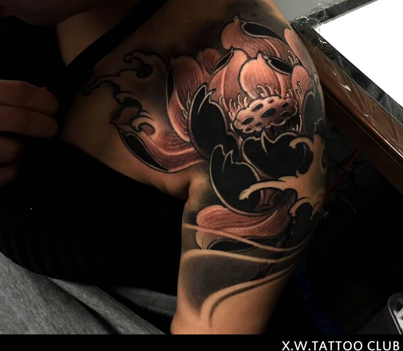 莲纹身图片_小伟刺青传统肩部手臂纹身图案